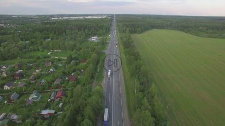 田地之间的繁忙道路[4K]