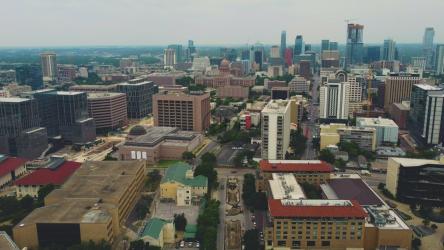 一个有高楼大厦的大城市的航拍[免费商用]