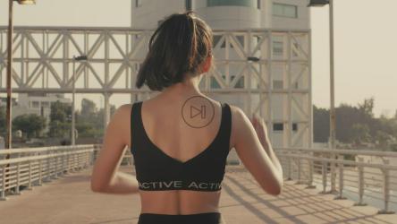 女孩在运动前从背后伸展身体[免费商用]