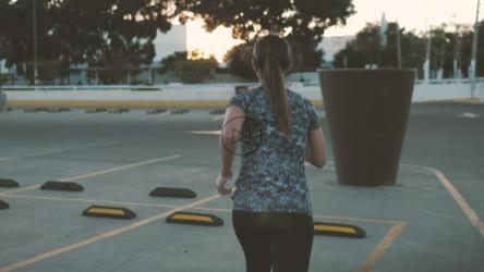 一名女子慢跑穿过停车场[免费商用]