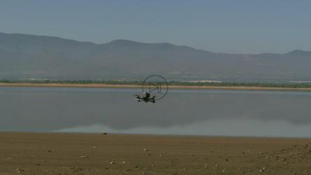 一架小型无人机在湖面上空飞行[免费商用]