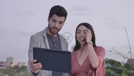 一男一女在户外视频通话[免费商用]