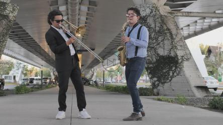 爵士音乐家在车流中演奏[4K免费商用]