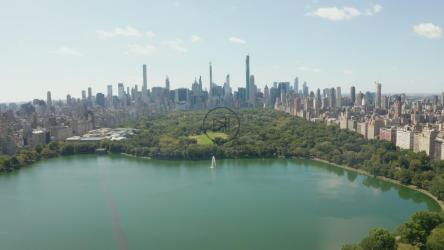 纽约阳光明媚的中央公园湖鸟瞰图[4K]