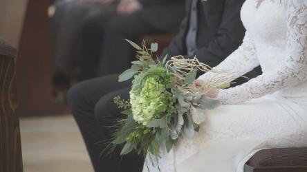 新娘在婚礼上拿着她的花束[免费商用]