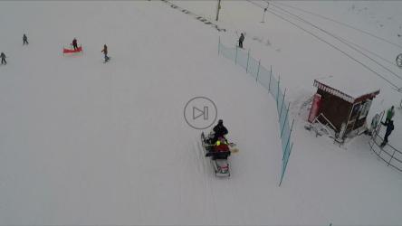 人们在滑雪场享受一天[]