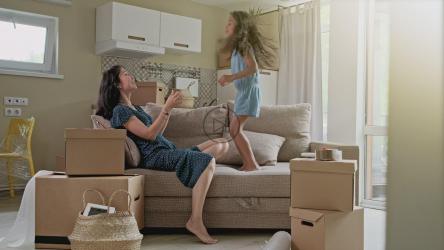 非常幸福的母女在他们的新家[4K]