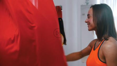 女子空中瑜伽摇布[]