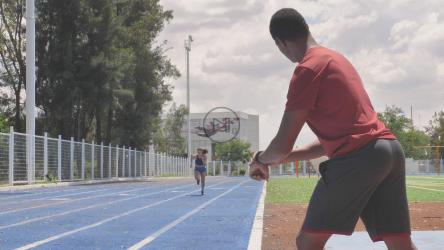男人花时间给女孩跑步[免费商用]