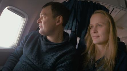 情侣坐飞机旅行[]