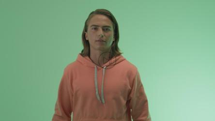 一名男子在绿色背景上拍手表示赞同[免费商用]