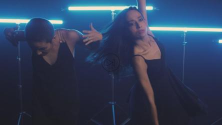 女人们在蓝色霓虹灯下精力充沛地跳舞[免费商用]