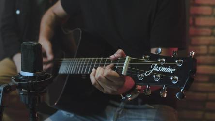 吉他手用原声吉他表演[4K免费商用]