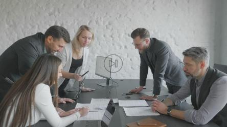 在会议桌上集思广益[]