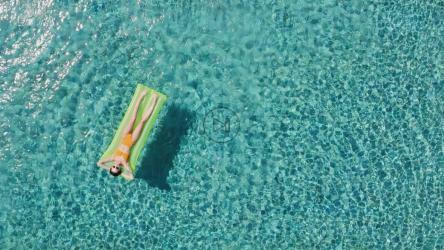 情侣在游泳池消磨时光[4K]