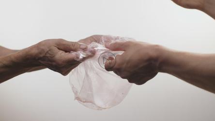 志愿者给一个人面包[4K]