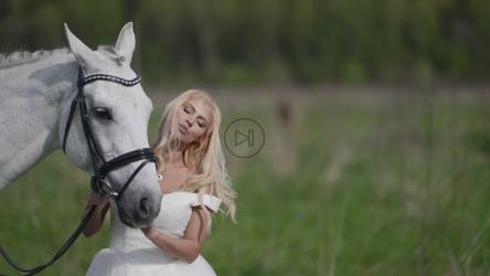 公主与白马站在一起[]