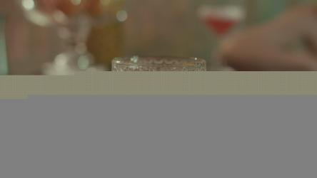 一个男人'；他的手从酒吧柜台上拿了一个玻璃杯[免费商用]