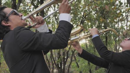 爵士音乐家在公园里演奏[4K免费商用]