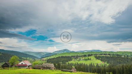 草原上的一个村庄上空乌云密布[4K]