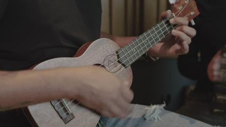 吉他手演奏小ukele[4K免费商用]
