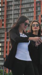 妇女在阳台上拍照[免费商用竖屏]