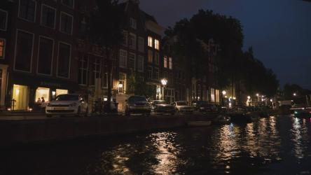 夜间河流巡游的延时[4K]