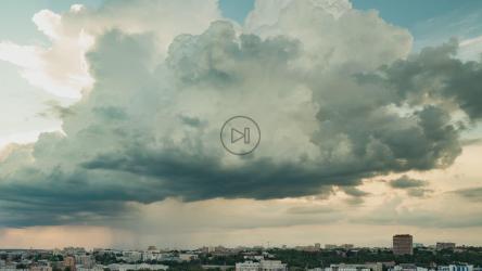暴风雨前多云的天空一个小城市[4K]