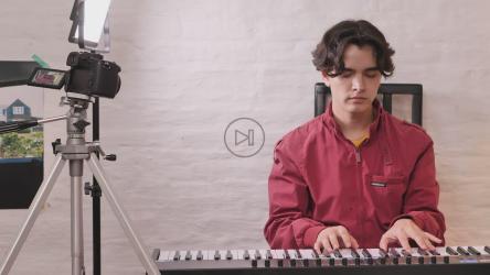 Boy playing piano being recorded[4K免费商用]