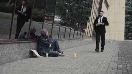 商人踢乞丐；s硬币[4K]