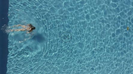 比基尼女子游泳[免费商用]