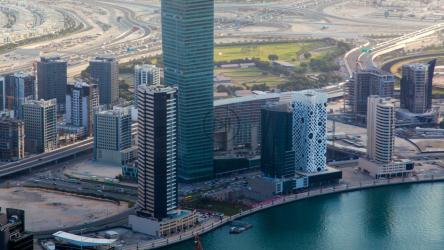 阿布扎比的摩天大楼和道路上的交通[4K]