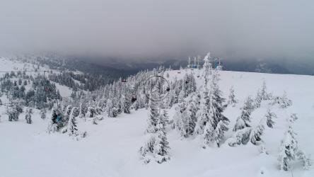 在山上的滑雪场旁边飞行[4K]