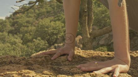 一个女孩在户外做瑜伽的特写[4K免费商用]