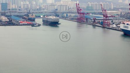 离开城市港口的货船[4K]