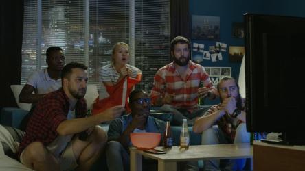 兴奋的朋友们在电视机前庆祝[4K]