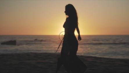 海滩上的女性剪影[免费商用]