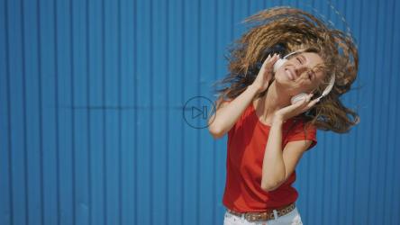 女孩在户外跳舞和听音乐[]