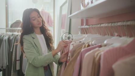 年轻女子在商店里浏览衣服[]