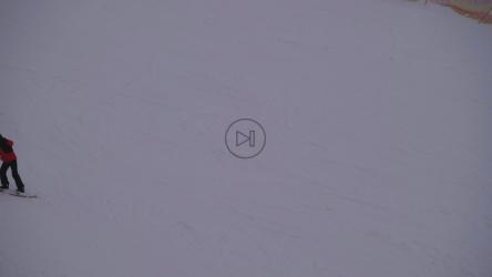 在山上练习单板滑雪[4K]