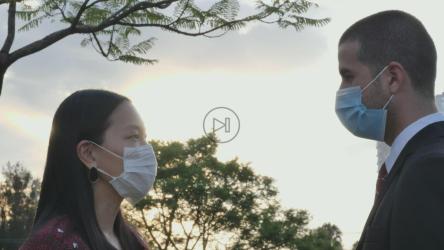 一对夫妇在美丽的日落下戴着口罩[4K免费商用]