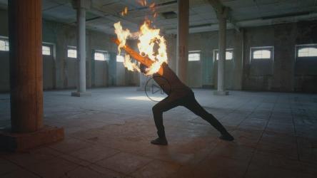 一位技艺高超的杂耍艺人，用一根带火的棍子表演魔术[免费商用]