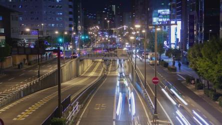 夜晚有车的大都市道路[]