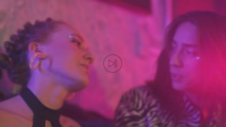 女孩和男孩在聚会上跳舞[免费商用]