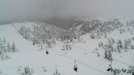 缆车穿越多雪多云的山区[4K]