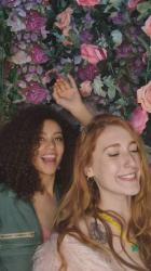 一对快乐的女孩在镜头前跳舞[免费商用竖屏]