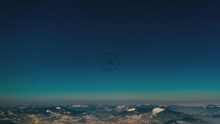 黄昏时，冬日群山上空的湛蓝天空[4K]