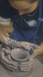 男女同性恋、双性恋和跨性别者女性情侣一起为粘土花瓶建模[免费商用竖屏]