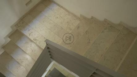 骑自行车上楼的男子[4K免费商用]