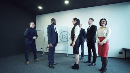 商界人士握手，群众鼓掌[4K]